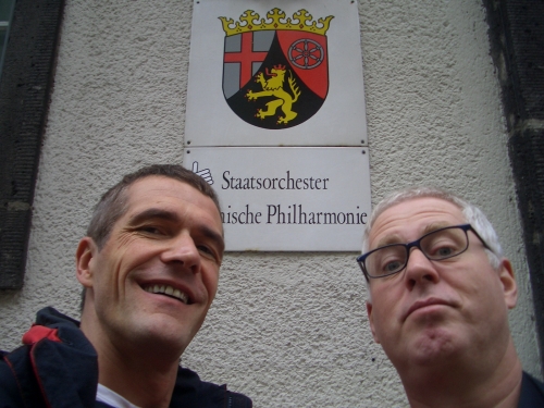 Foto: Okt. 2009, DAS ZOOKONZERT: Erke und Marko vor der Rheinischen Philharmonie Koblenz