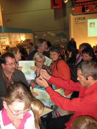 Foto: Frankfurter Buchmesse 2009: Marko beim Signieren seines neuen MOLDAU-Buches nach der Prsentation im FORUM Kinderbuch