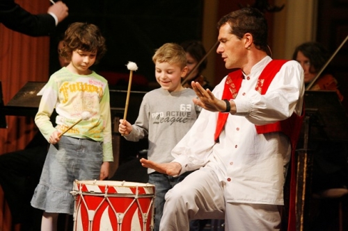 Foto: "Die vier Jahreszeiten" im Wiener Musikverein - Kinder beim Trommeln fr den Donner im Frhling (Foto: Dieter Nagl)
