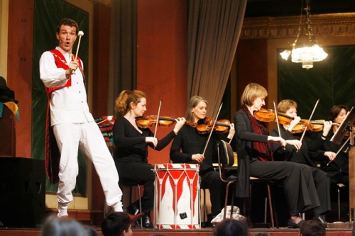 Foto: "Die vier Jahreszeiten" im Wiener Musikverein im April 2010 - Marko mit Trommel fr den Donner im Frhling (Foto: Dieter Nagl)