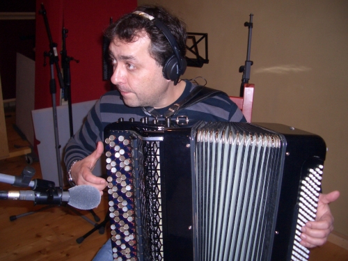 Foto: Nov. 2010: Alexander mit dem Bajan (Akkordeon) im Studio bei der Aufnahme von "Klezmer fr Kinder"