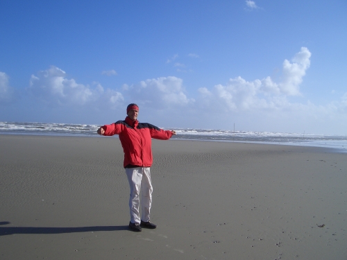 Foto: Marko am Strand von Spiekeroog. Ohne Regenwolken aber mit argen Sturmben