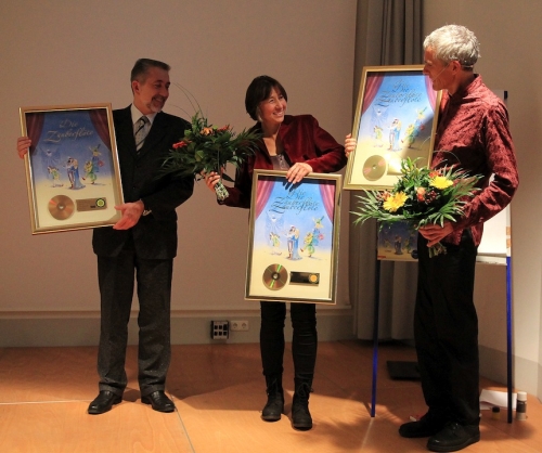 Foto: Verleihung der Goldenen Schallplatte fr "Die Zauberflte", mit Verlagsleiter Georg Glckler und Illustratorin Doris Eisenburger, 21. Nov. 2014, Lichtburgforum Berlin
