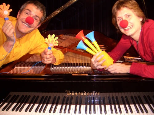 Foto: Barbara und Marko bei ihren clownesken Klavier-Hits