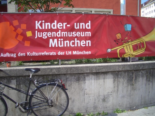 Foto: Vor dem Kindermuseum in Mnchen