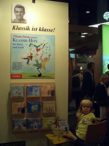 Foto: Junge Hrerin beim Jumbo-Stand auf der Frankfurter Buchmesse