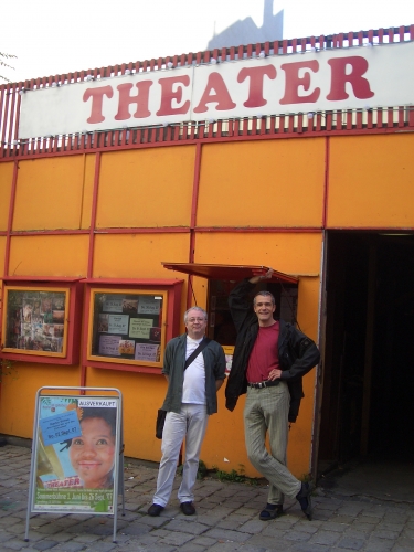 Foto: Peter und Marko stellen sich im Sept. 07 schon mal um Karten zu ihrem Auftritt im Theater am Spittelberg an.