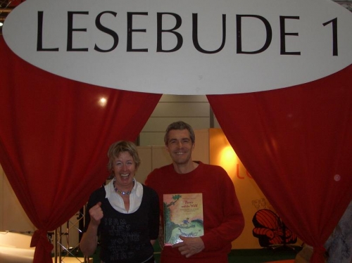 Foto: Leipziger Buchmesse 2008: Silke Brix und Marko Simsa vor der Lesebude, wo sie ihr neues Buch "Peter und der Wolf" (JUMBO-Verlag) prsentieren.
