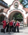 Foto: BACHFEST LEIPZIG 2012: Mit dem ZOOKONZERT zu Gast im Leipziger Zoo: Vor dem Haupteingang