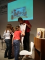 Foto: Frankfurter Buchmesse 2007: Marko mit malender Untersttzung aus dem Publikum bei der Prsentation des Buches "Bilder einer Ausstellung" (Annette Betz-Verlag)