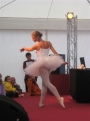 Foto: Beate Gramer tanzt eine Szene aus "Schwanensee" bei der Buchprsentation im Rahmen von "Rund um die Burg"