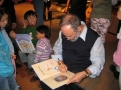 Foto: Winfried signiert ein Lukas-Buch